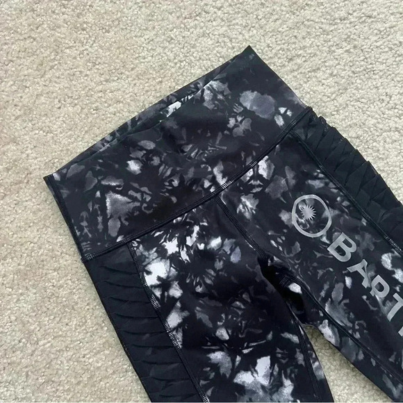 Lululemon Sunrise Salutation Workout Leggings Crop Vented High Rise Black WM 4 - Picture 4 of 16